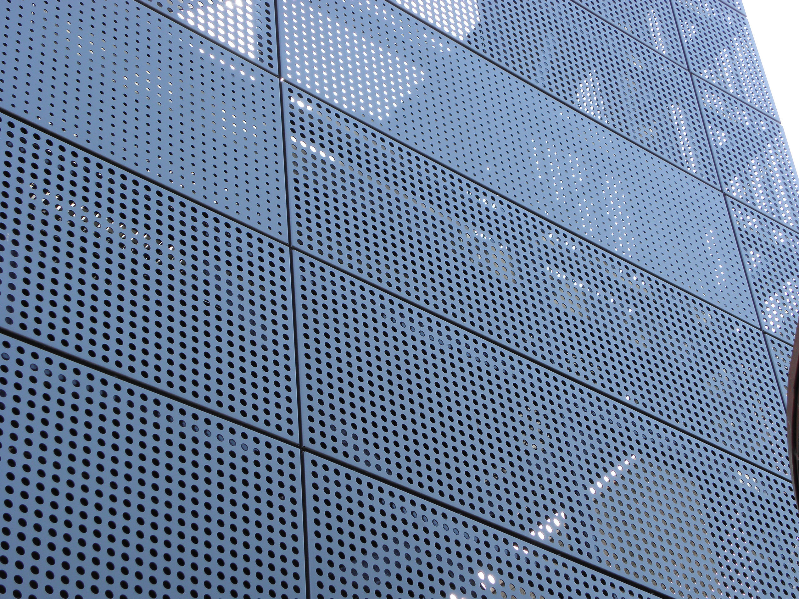 Habillage de façade en aluminium usiné par Delhez